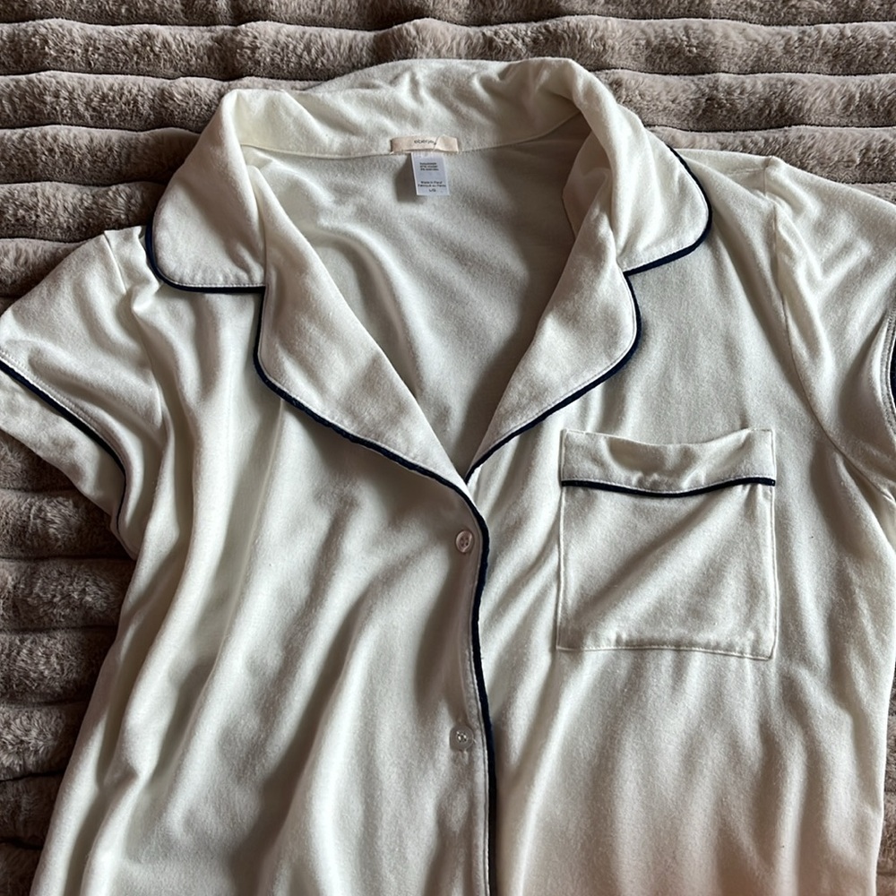 Women's Ivory Short-Sleeve Pajama Set with Contrast Piping - Picture 2 of 3